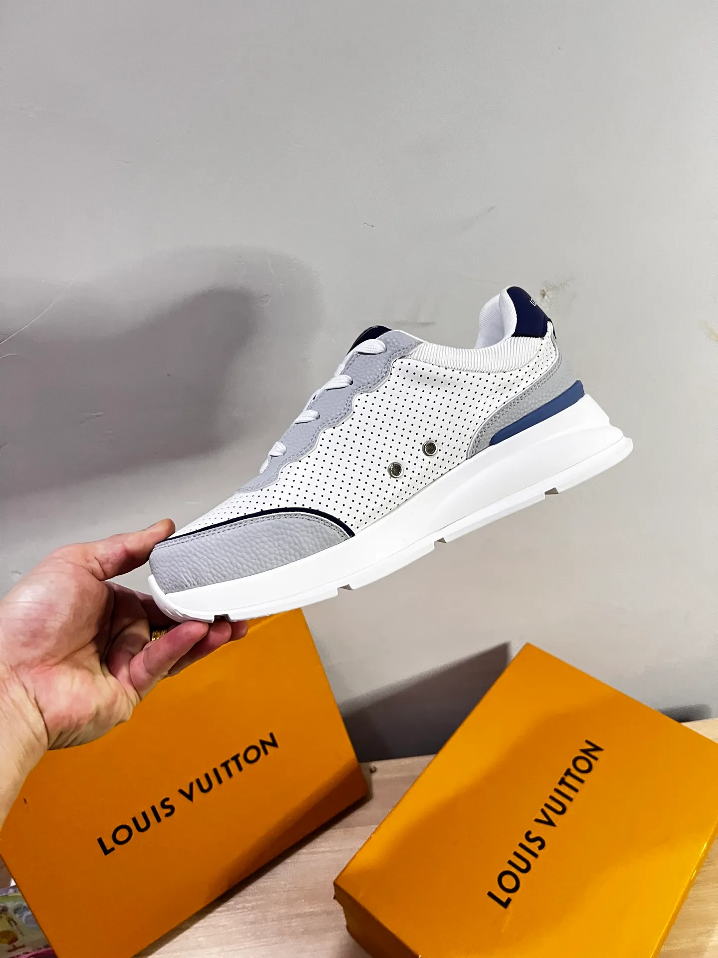 Factory price: 438💰LV men's classic casual sneakers. This sneaker is made of soft cow leather and has a classic logo. The classic logo shapes the elegant upper. The thick yet lightweight rubber outsole is embossed with the Louis Vuitton logo. The padded insole and technical lining once again upgrade the comfort experience. The calfskin lining imported from Italy is high-end and comfortable, and the original outsole is light and wear-resistant! Purely handmade, details determine quality! Size: 38-45, customized 45